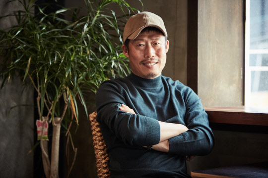 영화 말모이에서 까막눈 김판수를 연기한 유해진. 유해진은 의상이 자유로운 시대극이 굉장히 편하다며 판수 의상이 그렇게 편할 수가 없었다고 말했다.    롯데엔터테인먼트 제공